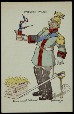Carte postale colorée : un officier prussien au casque surmonté d'un aigle tient une boîte d'où surgit un petit soldat français brandissant un drapeau. À ses pieds, un colis étiqueté « Pendules — Made in France ».