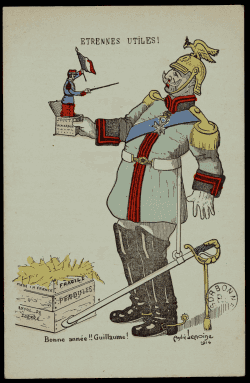 Carte postale colorée : un officier prussien au casque surmonté d'un aigle tient une boîte d'où surgit un petit soldat français brandissant un drapeau. À ses pieds, un colis étiqueté « Pendules — Made in France ».