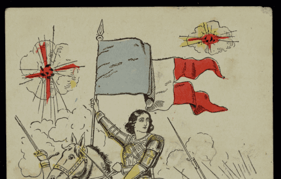 Carte postale colorée : Jeanne d'Arc en armure dorée à cheval, bannière tricolore au vent, mène une charge de poilus. Soldats allemands vaincus au sol, explosions dans le ciel.