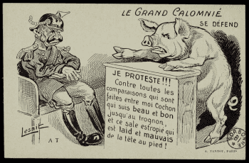 Carte postale en noir et blanc : un cochon debout accoudé à une tribune fait face à un officier allemand au casque à pointe ressemblant à l'empereur allemand Guillaume II, assis et penaud. Un texte de protestation est affiché sur la tribune.
