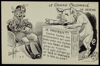 Carte postale en noir et blanc : un cochon debout accoudé à une tribune fait face à un officier allemand au casque à pointe ressemblant à l'empereur allemand Guillaume II, assis et penaud. Un texte de protestation est affiché sur la tribune.