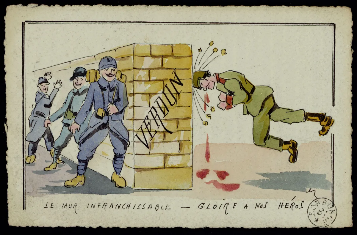 Carte aquarellée : à gauche, trois soldats français en capote bleue sont appuyés contre un mur épais sur lequel est inscrit « Verdun » ; à droite, de l'autre côté du mur, un soldat allemand en uniforme vert-gris s'écrase la tête contre le mur. Des traits rouges représentent le sang coulant de son visage.