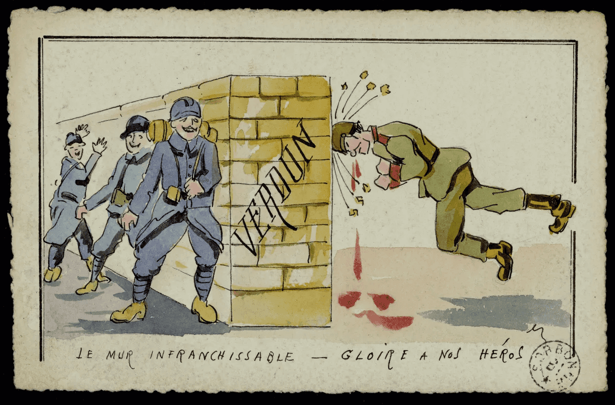 Carte aquarellée : à gauche, trois soldats français en capote bleue sont appuyés contre un mur épais sur lequel est inscrit « Verdun » ; à droite, de l'autre côté du mur, un soldat allemand en uniforme vert-gris s'écrase la tête contre le mur. Des traits rouges représentent le sang coulant de son visage.