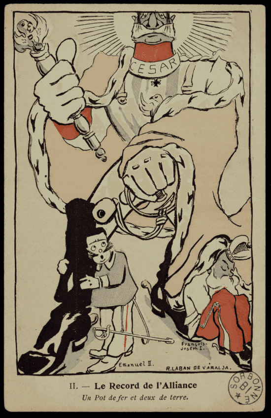 Carte postale colorée : un personnage immense portant une cuirasse, une cape, un sceptre, un sabre et des bottes noires ainsi que l'inscription « César » autour du cou domine de sa masse deux figures chétives étiquetées « Emanuel II » et « François-Joseph I », l'une en noir, l'autre prostrée en rouge.