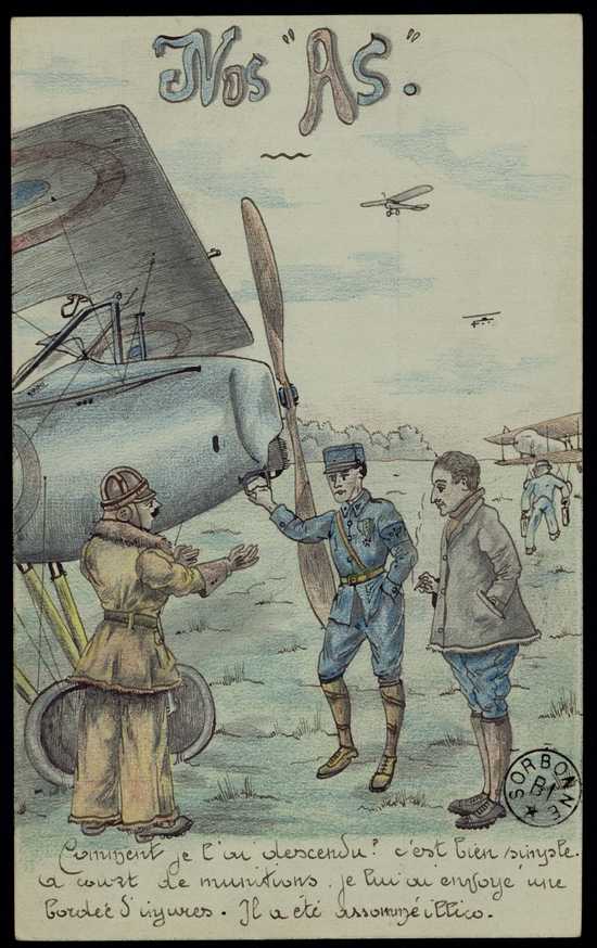 Carte postale colorée : un pilote et deux soldats français se trouvent sur un terrain d'aviation devant un biplan orné de cocardes françaises. Avions au second plan.