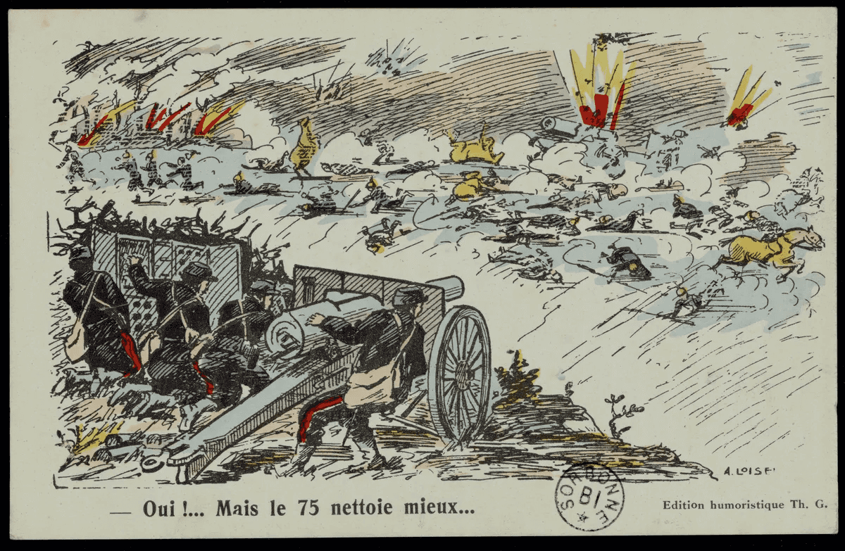 Carte postale colorée : au premier-plan, un canon de 75 en action servi par des artilleurs français derrière un bouclier, explosions dispersant soldats et chevaux ennemis dans la plaine en arrière-plan.