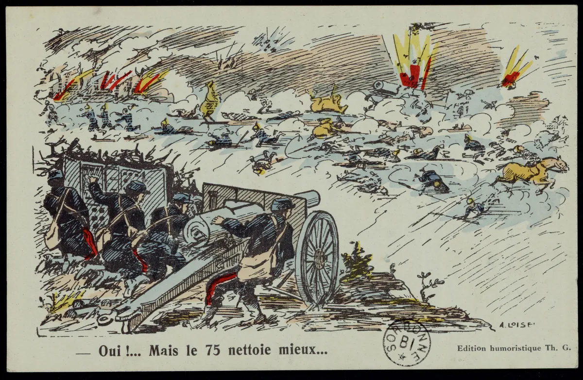 Carte postale colorée : au premier-plan, un canon de 75 en action servi par des artilleurs français derrière un bouclier, explosions dispersant soldats et chevaux ennemis dans la plaine en arrière-plan.