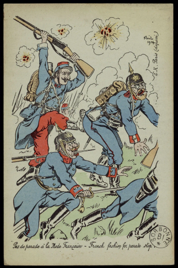 Carte postale colorée : un soldat français en veste bleue et pantalon rouge brandissant un fusil donne un coup de pied dans le derrière d'un soldat allemand au casque à pointe ; un second soldat allemand transpercé par une baillonnette tente de s'enfuir. Explosions en arrière-plan.