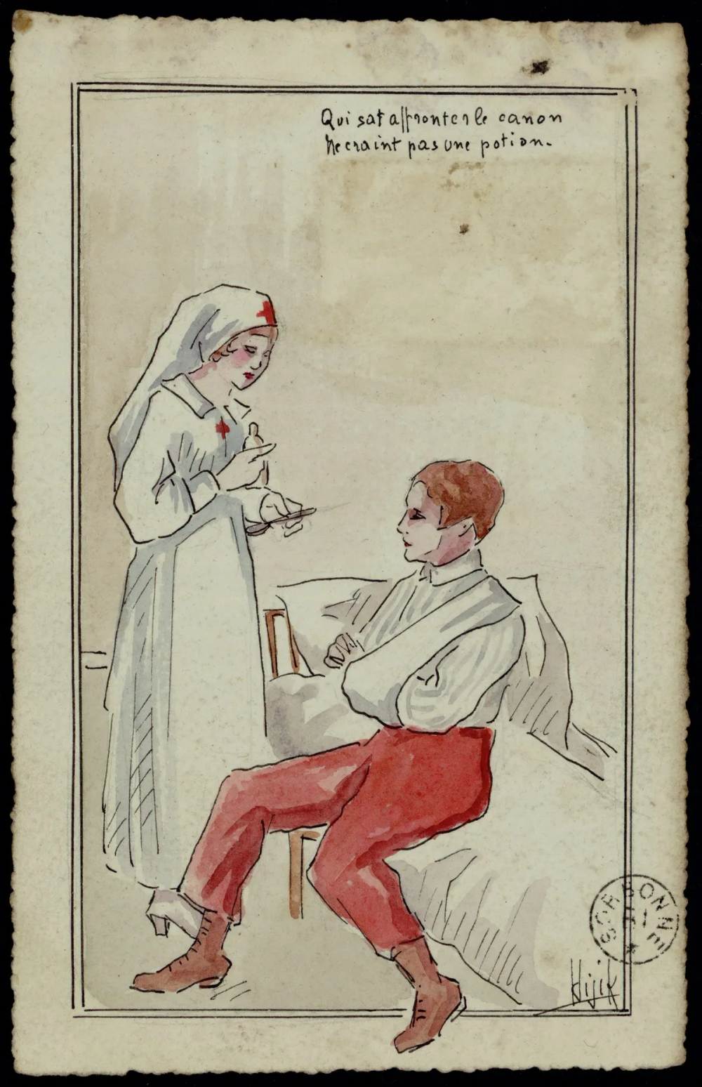 Carte aquarellée sur papier brut : une infirmière debout en voile et robe blancs à croix rouge présente une cuillère de potion à un soldat assis sur un lit, vêtu d'un pantalon rouge, un bras en écharpe.
