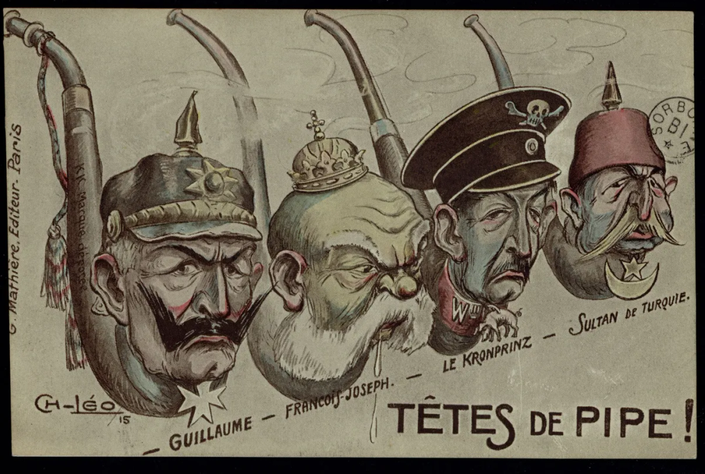 Carte postale caricaturale présentant quatre têtes en forme de pipes étiquetées « Guillaume », « François-Joseph », « Le Kronprinz » et « Sultan de Turquie ».