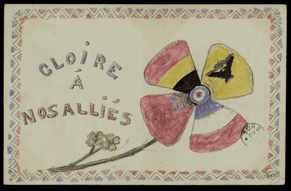 Carte dessinée au crayon par un enfant : une fleur dont les quatre pétales portent les couleurs des drapeaux des pays alliés (France, Belgique, Royaume-Uni, empire russe), cocarde tricolore française au centre, bordure tricolore.