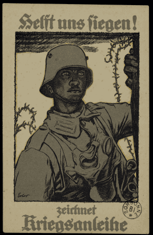 Carte postale allemande : portrait d'un soldat allemand à mi-corps en uniforme gris, casque sur la tête et masque à gaz autour du cou, le regard fixe, une main appuyée sur le bord de l'image. Des fils barbelés à l'arrière-plan. Texte en écriture gothique allemande au-dessus et en dessous de l'image.