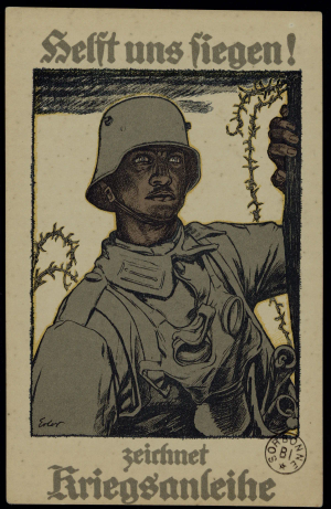 Carte postale allemande : portrait d'un soldat allemand à mi-corps en uniforme gris, casque sur la tête et masque à gaz autour du cou, le regard fixe, une main appuyée sur le bord de l'image. Des fils barbelés à l'arrière-plan. Texte en écriture gothique allemande au-dessus et en dessous de l'image.
