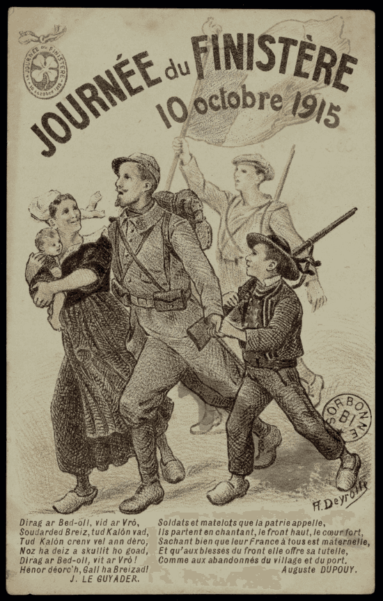 Carte postale : un soldat en capote bleue partant au front est encadré d'une femme portant un bébé dans les bras et d'un jeune garçon en costume breton portant un fusil sur l'épaule. Un homme brandit le drapeau français à l'arrière-plan. Poèmes en breton et en français en bas.