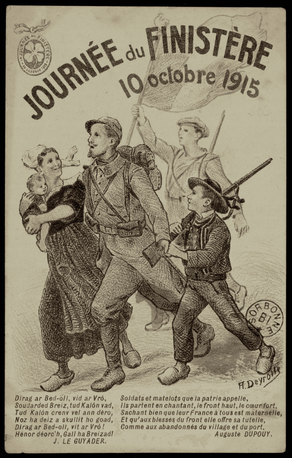 Carte postale : un soldat en capote bleue partant au front est encadré d'une femme portant un bébé dans les bras et d'un jeune garçon en costume breton portant un fusil sur l'épaule. Un homme brandit le drapeau français à l'arrière-plan. Poèmes en breton et en français en bas.