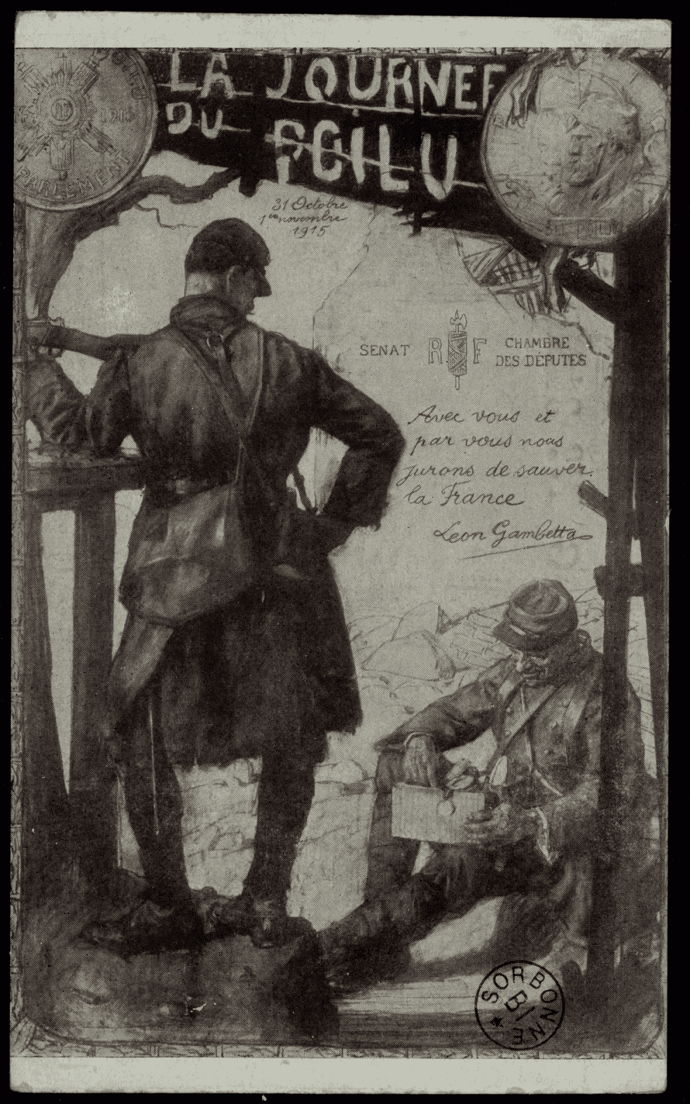 Carte en phototypie noir et blanc : un poilu debout de dos regarde un camarade assis ouvrant un colis. Bannière, emblèmes républicains et citation de Gambetta encadrent la scène.
