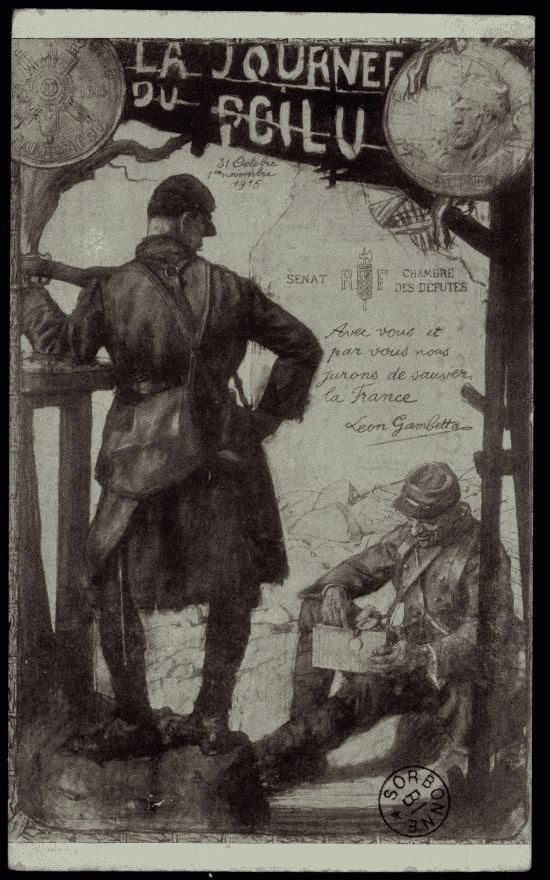 Carte en phototypie noir et blanc : un poilu debout de dos regarde un camarade assis ouvrant un colis. Bannière, emblèmes républicains et citation de Gambetta encadrent la scène.