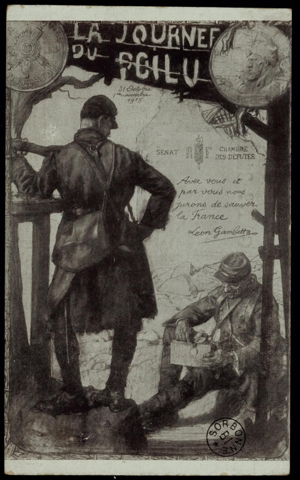 Carte en phototypie noir et blanc : un poilu debout de dos regarde un camarade assis ouvrant un colis. Bannière, emblèmes républicains et citation de Gambetta encadrent la scène.