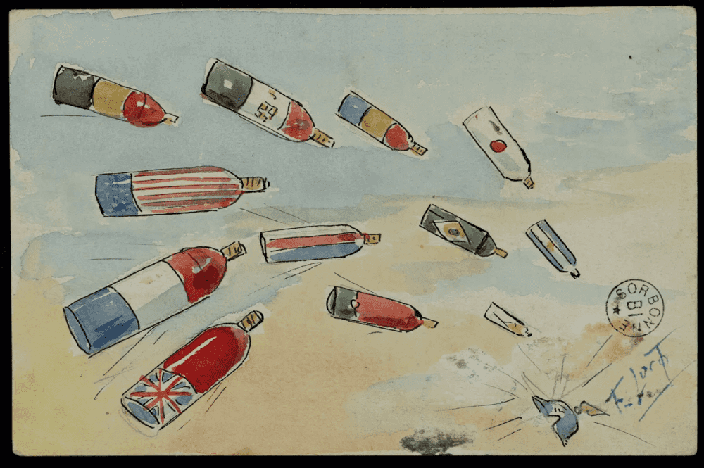 Carte aquarellée : des obus peints aux couleurs des drapeaux alliés pleuvent dans un ciel bleu, en direction d'un casque à pointe posé au sol en bas à droite.