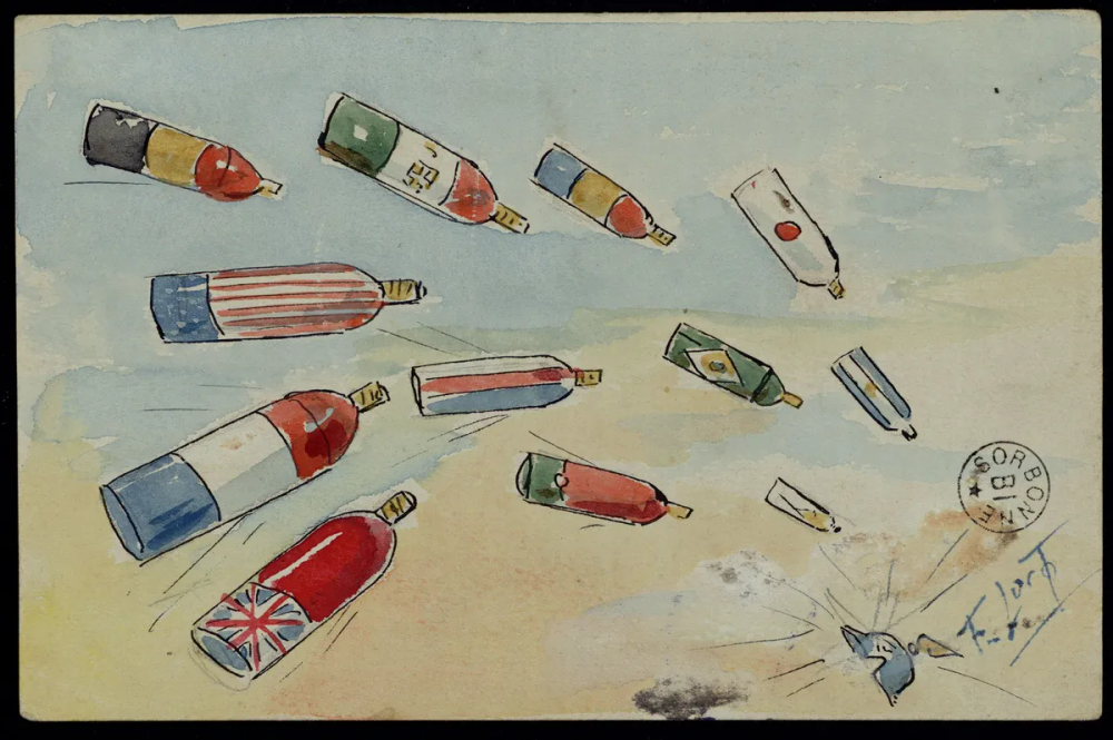 Carte aquarellée : des obus peints aux couleurs des drapeaux alliés pleuvent dans un ciel bleu, en direction d'un casque à pointe posé au sol en bas à droite.