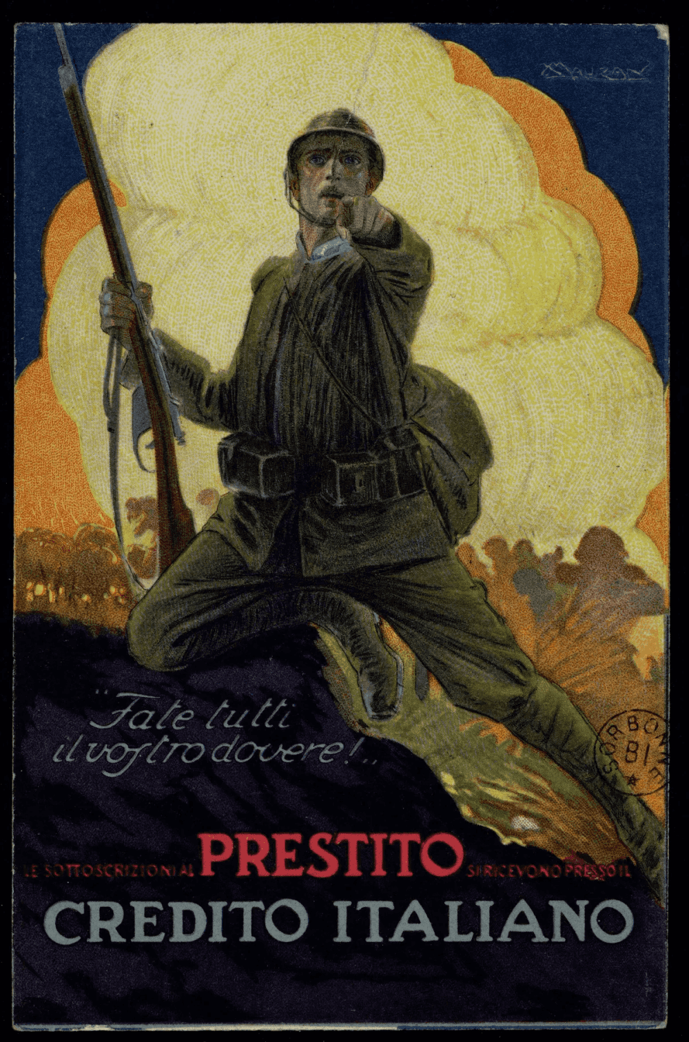 Carte postale italienne : un soldat en uniforme olive, fusil en main, un genou appuyé sur un talus, pointe son doigt vers le spectateur. De la fumée et des flammes en arrière-plan.