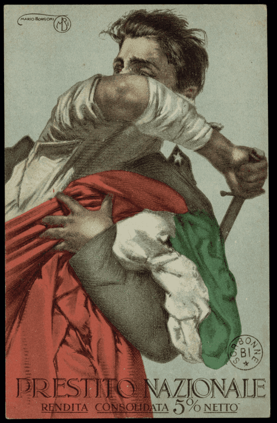 Carte postale italienne : un homme, en chemise blanche et portant un bandage à l'avant-bras droit, tient un sabre et porte un grand drapeau tricolore italien vert-blanc-rouge.
