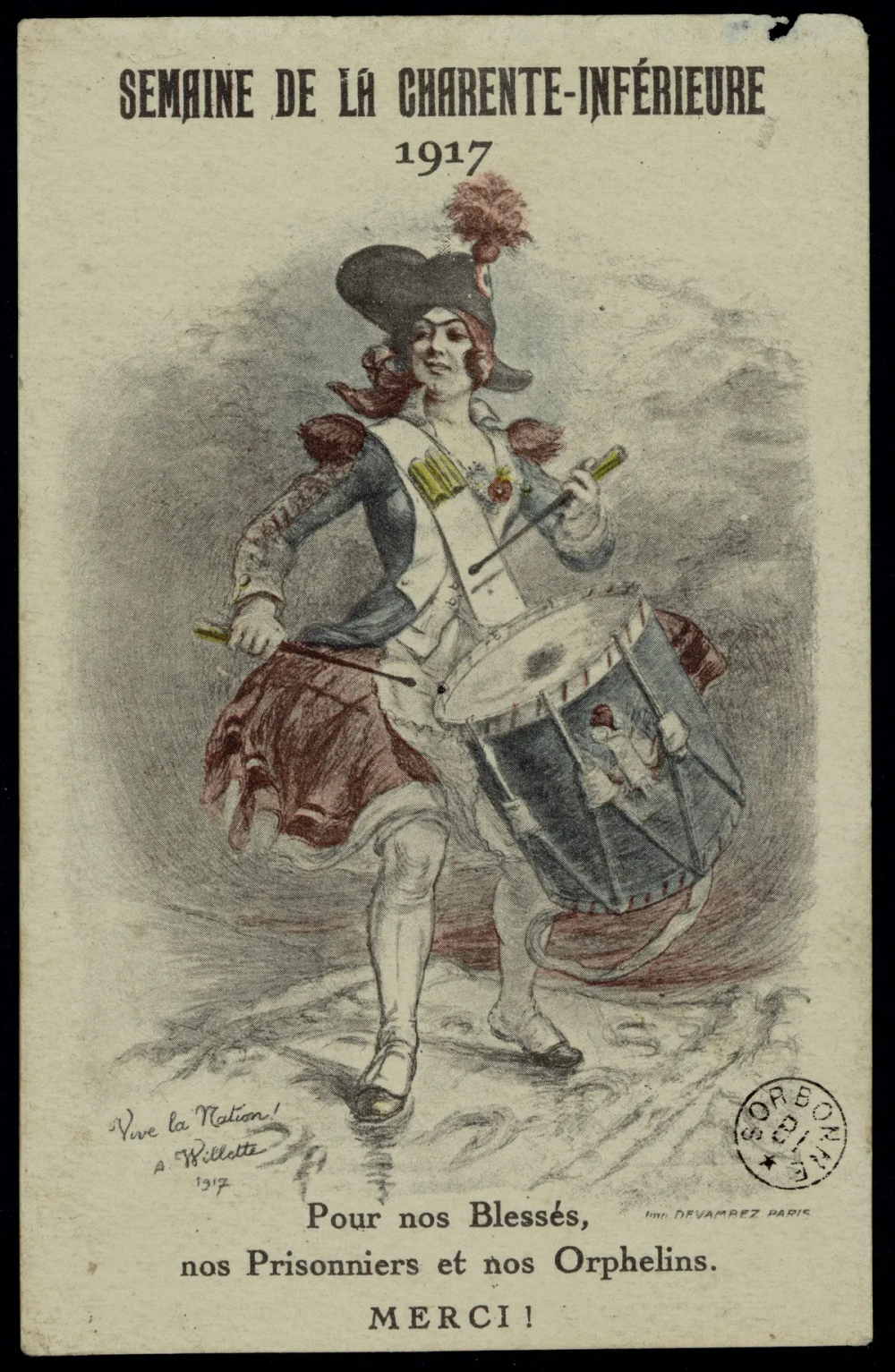 Carte postale : une jeune femme en costume de tambour révolutionnaire, coiffée d'un bicorne à plume, bat la caisse. Estampille de la bibliothèque de la Sorbonne en bas à droite.