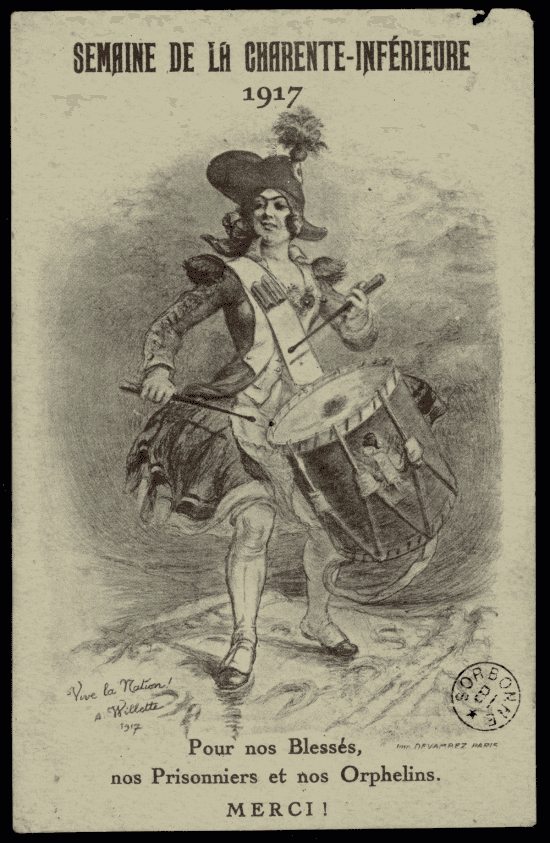 Carte postale : une jeune femme en costume de tambour révolutionnaire, coiffée d'un bicorne à plume, bat la caisse. Estampille de la bibliothèque de la Sorbonne en bas à droite.