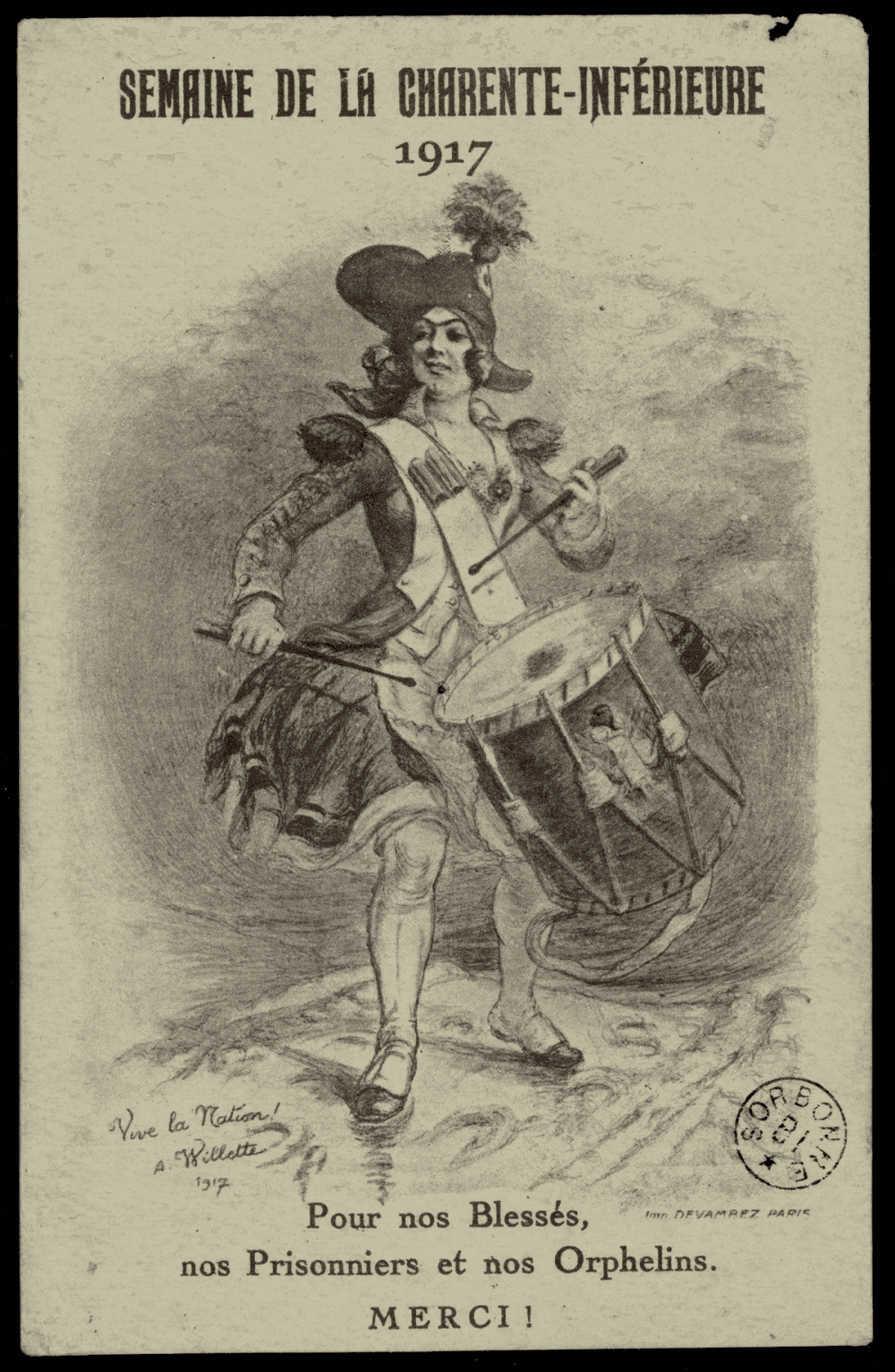 Carte postale : une jeune femme en costume de tambour révolutionnaire, coiffée d'un bicorne à plume, bat la caisse. Estampille de la bibliothèque de la Sorbonne en bas à droite.