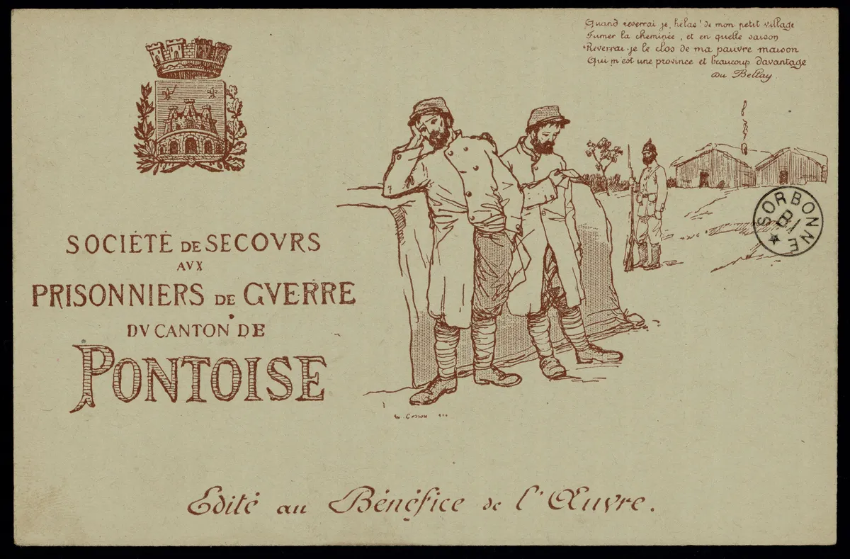 Carte monochrome sépia : deux prisonniers de guerre gardés par un soldat allemand devant des baraquements. Blason de Pontoise en haut à gauche et quatrain de Joachim Du Bellay en haut à droite.