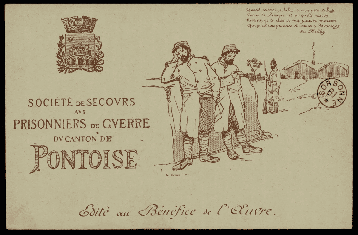 Carte monochrome sépia : deux prisonniers de guerre gardés par un soldat allemand devant des baraquements. Blason de Pontoise en haut à gauche et quatrain de Joachim Du Bellay en haut à droite.