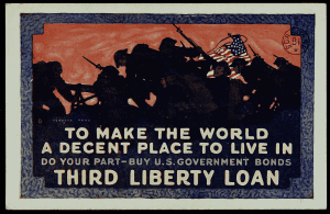 Carte postale américaine : silhouettes noires de soldats portant des baïonnettes et un drapeau américain sur fond de ciel rouge. Encadrement bleu texturé.