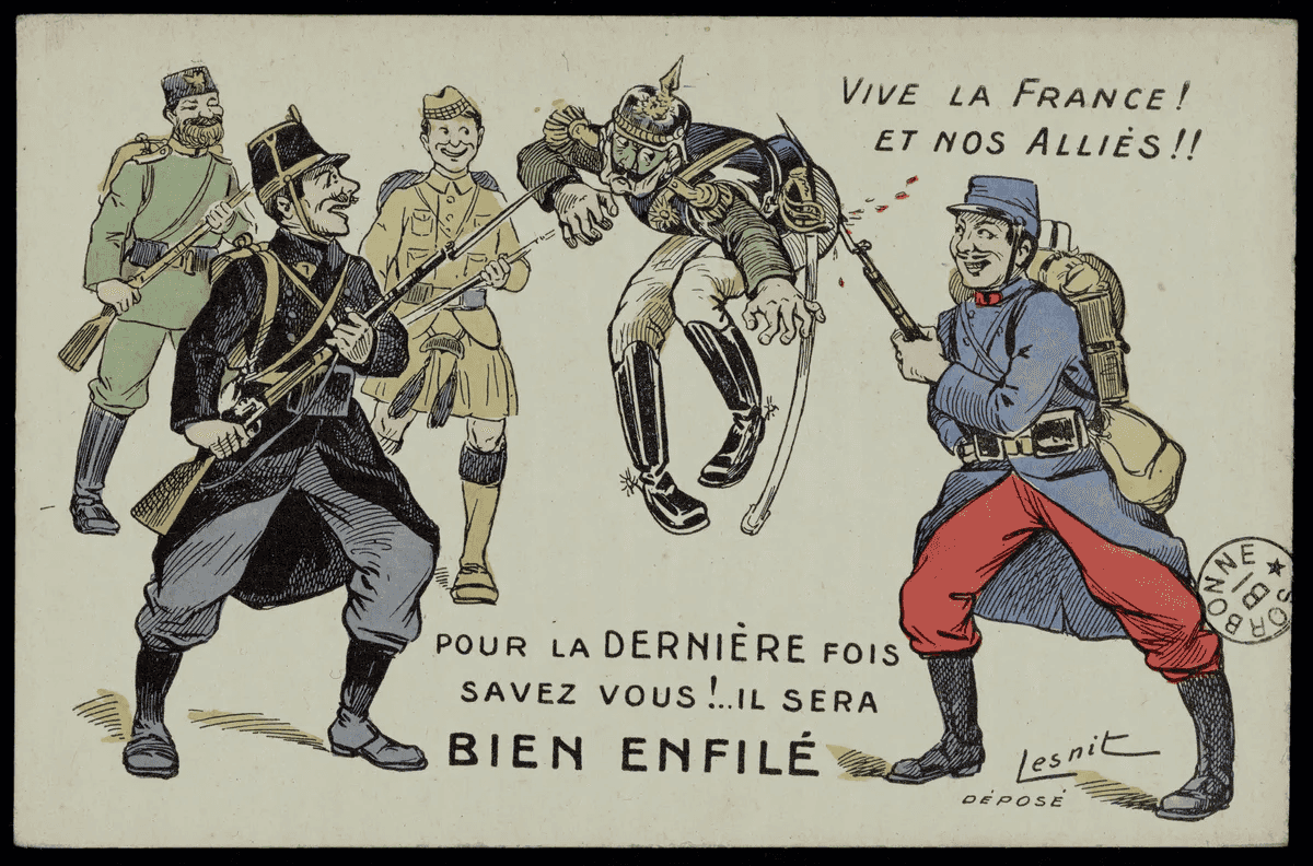 Carte postale caricaturale : des soldats français, russe, britannique et belge embrochent un Allemand de leurs baïonnettes, celui-ci est soulevé du sol.