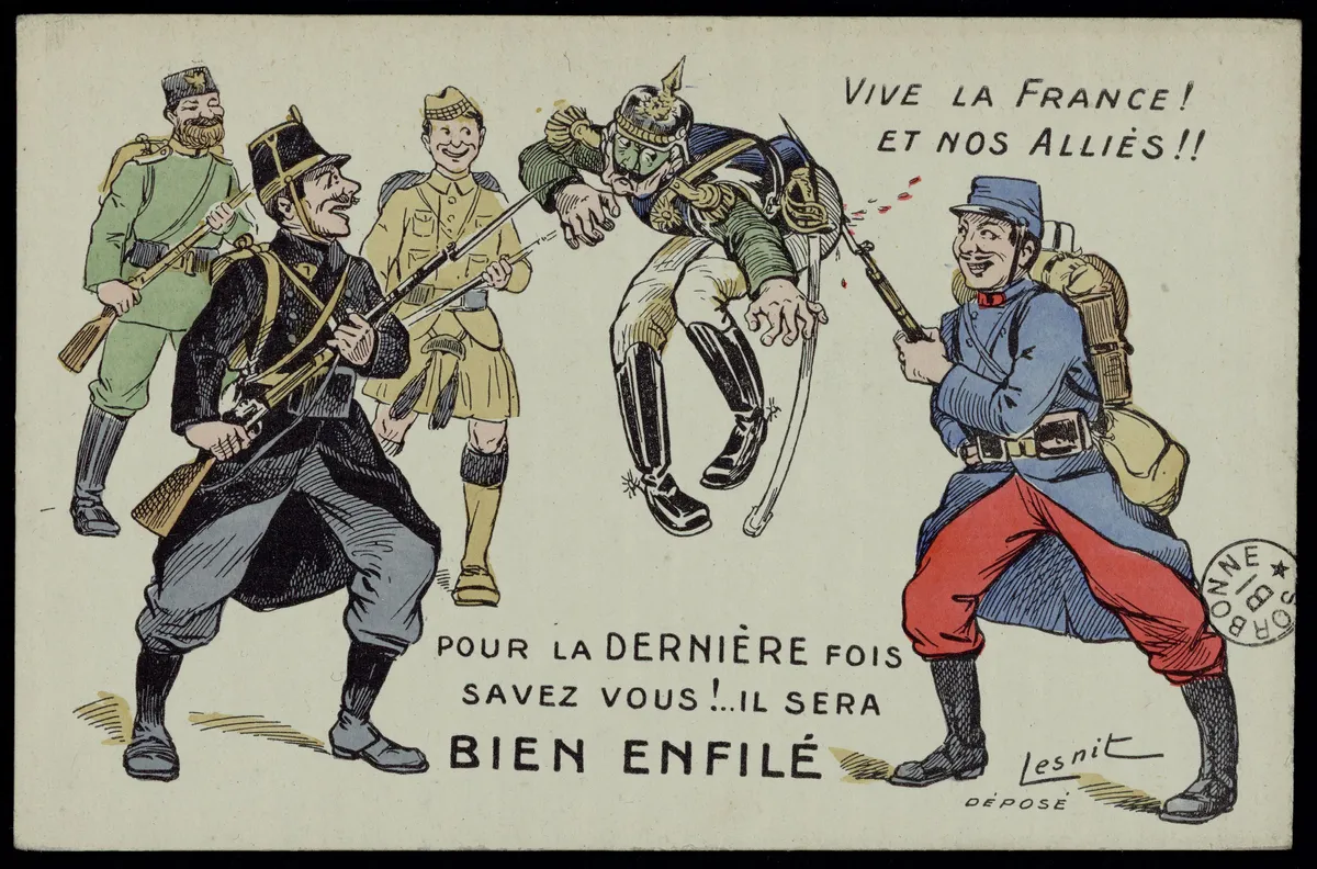 Carte postale caricaturale : des soldats français, russe, britannique et belge embrochent un Allemand de leurs baïonnettes, celui-ci est soulevé du sol.