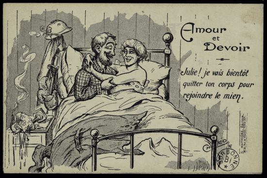 Carte postale en noir et blanc : un soldat et une femme enlacés au lit, casque et effets militaires accrochés au montant. Texte imprimé à droite.
