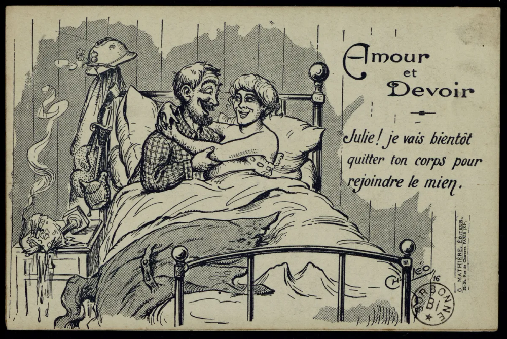Carte postale en noir et blanc : un soldat et une femme enlacés au lit, casque et effets militaires accrochés au montant. Texte imprimé à droite.