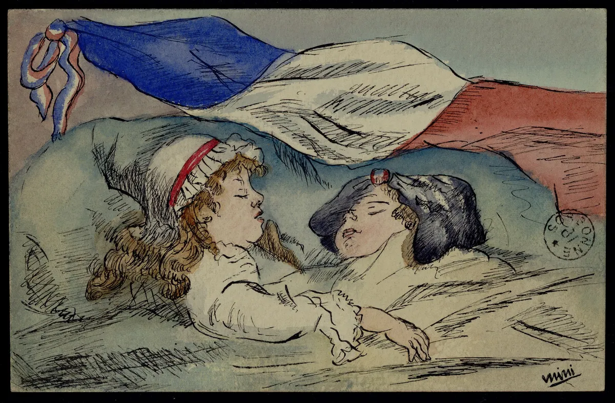 Carte aquarellée : deux fillettes en costumes traditionnels alsacien et lorrain dorment côte à côte dans un lit sous un drapeau tricolore.