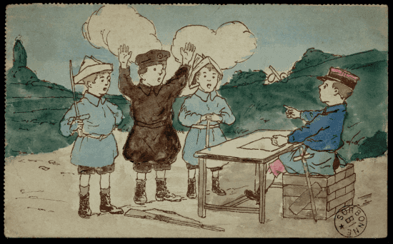 Carte aquarellée : des enfants jouent à la guerre — un soldat en uniforme sombre, encadré par deux soldats en costume bleu, lève les mains. En face d'eux, un soldat portant une veste bleue et un képi roug est assis sur une caisse de bois derrière une table.
