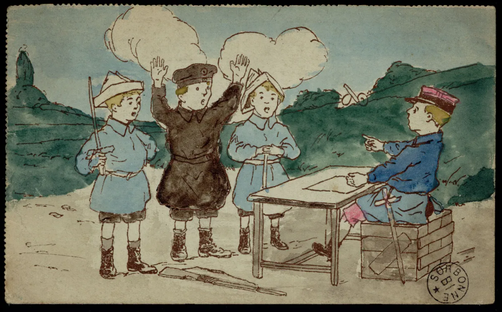 Carte aquarellée : des enfants jouent à la guerre — un soldat en uniforme sombre, encadré par deux soldats en costume bleu, lève les mains. En face d'eux, un soldat portant une veste bleue et un képi roug est assis sur une caisse de bois derrière une table.