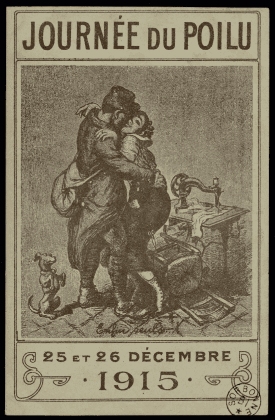 Carte en phototypie sépia : un poilu enlace une femme près d'une machine à coudre, une chaise est tombée au sol, un petit chien bondit à leurs pieds. Légende « Enfin seuls…! » en bas.