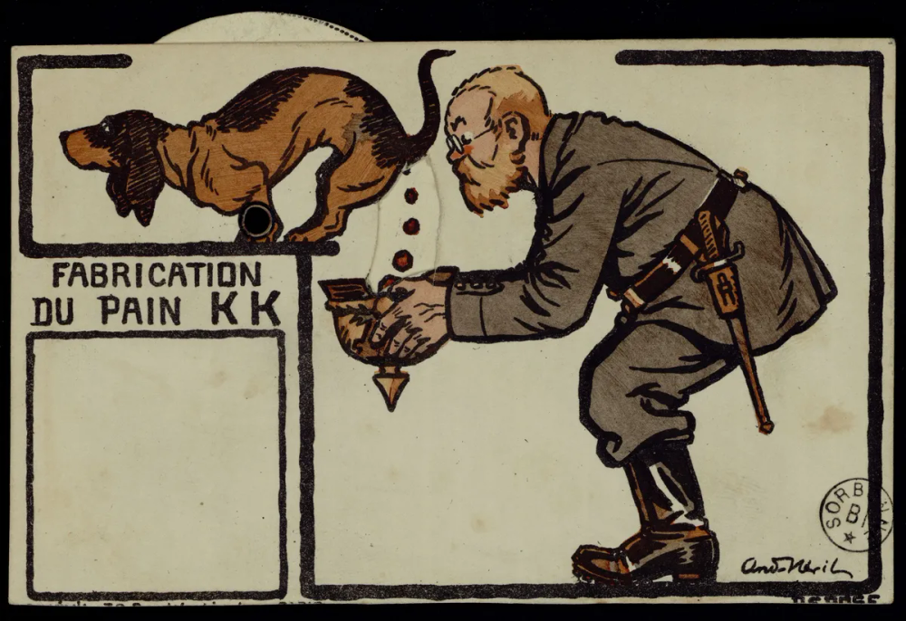 Carte à système, position 2 : un soldat allemand barbu en uniforme, sabre au côté, tient son casque à pointe retourné sous le derrière d'un teckel juché sur un muret sur lequel est inscrit « Fabrication du pain KK ». Les déjections de l'animal tombent dans le casque.