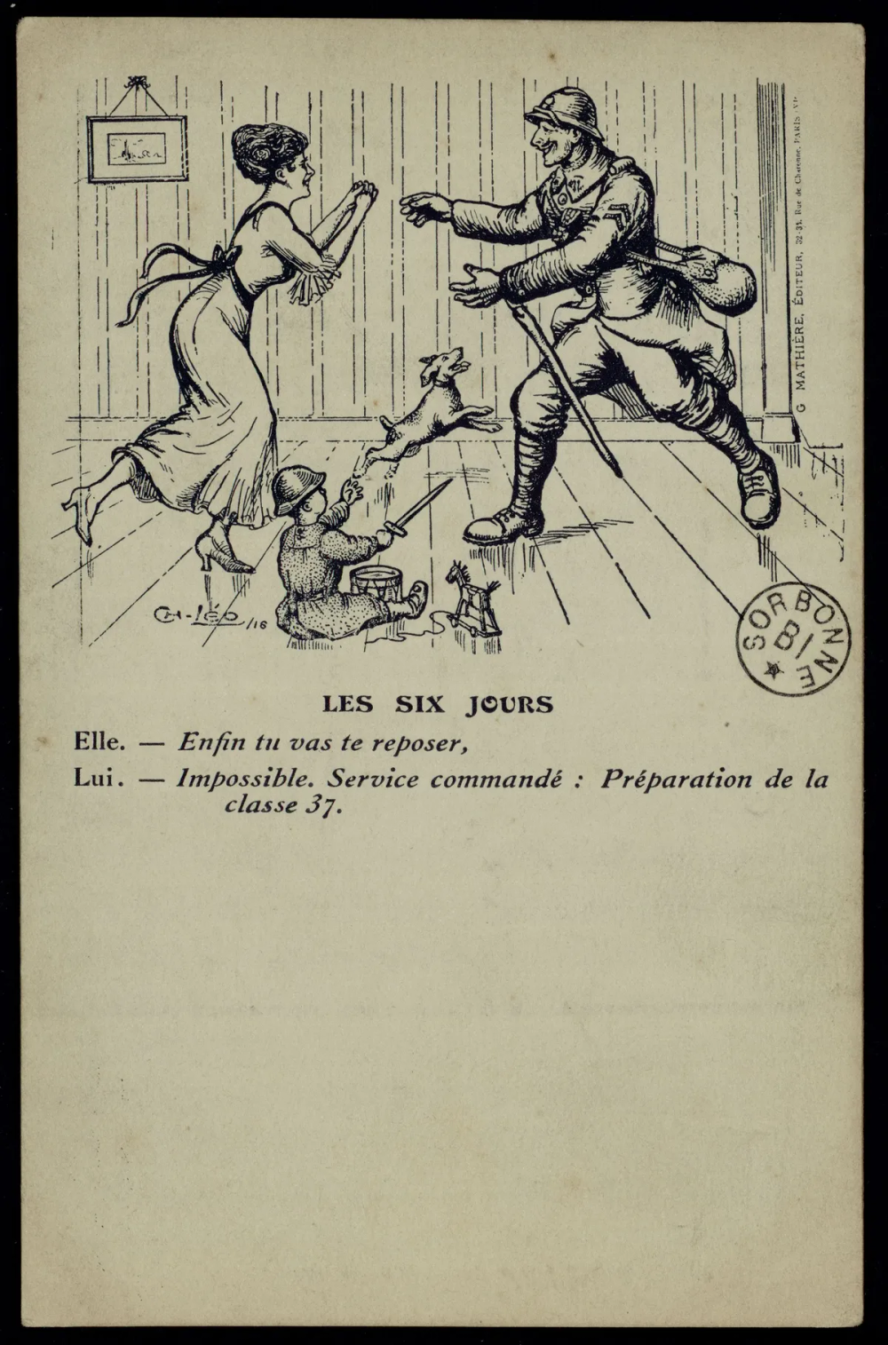 Carte postale en noir et blanc : un poilu casqué arrive chez lui en courant, bras ouverts vers sa femme, un enfant joue au sol avec un cheval de bois et un sabre. Dialogue imprimé en dessous.