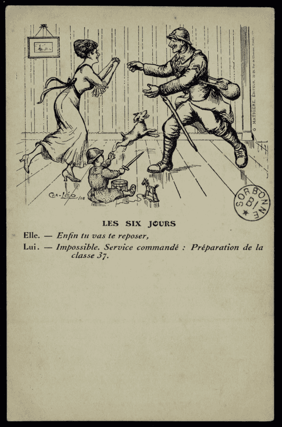 Carte postale en noir et blanc : un poilu casqué arrive chez lui en courant, bras ouverts vers sa femme, un enfant joue au sol avec un cheval de bois et un sabre. Dialogue imprimé en dessous.