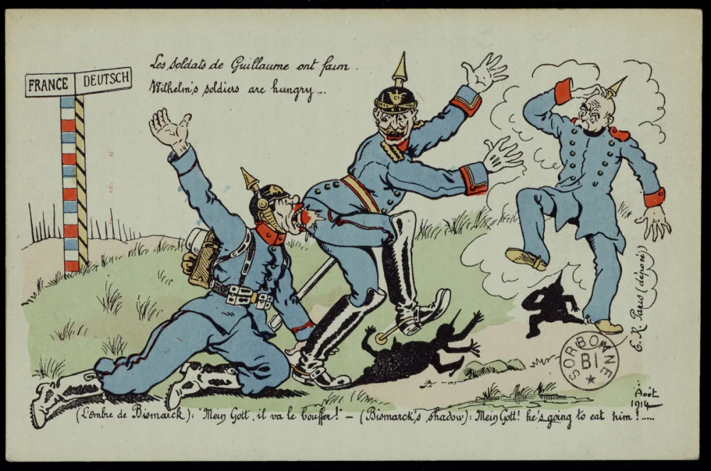 Carte postale colorée bilingue : près d'un poteau-frontière indiquant « France / Deutsch », un soldat allemand au casque à pointe assis par terre dévore le derrière d'un camarade debout. Un autre soldat semble sautiller en se grattant la tête.