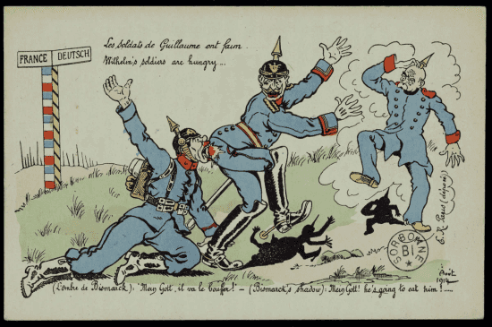 Carte postale colorée bilingue : près d'un poteau-frontière indiquant « France / Deutsch », un soldat allemand au casque à pointe assis par terre dévore le derrière d'un camarade debout. Un autre soldat semble sautiller en se grattant la tête.
