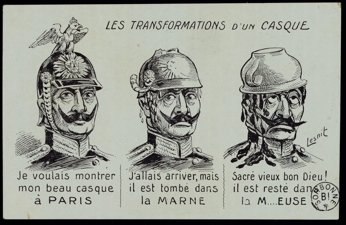 Carte postale en trois vignettes : un même officier allemand, ressemblant à l'empereur Guillaume II, est représenté avec un casque qui se déforme progressivement — casque rutilant surmonté d'un aigle à gauche, casque ayant perdu son aigle au milieu, puis casque en forme de pot de chambre à droite.