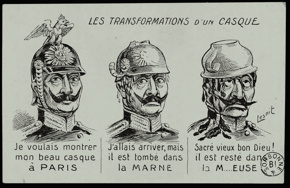 Carte postale en trois vignettes : un même officier allemand, ressemblant à l'empereur Guillaume II, est représenté avec un casque qui se déforme progressivement — casque rutilant surmonté d'un aigle à gauche, casque ayant perdu son aigle au milieu, puis casque en forme de pot de chambre à droite.