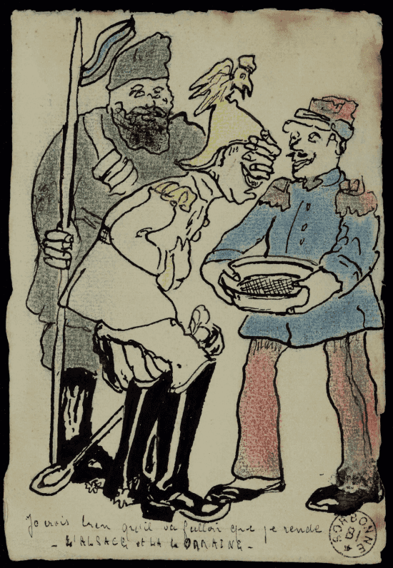 Carte aquarellée : un gros soldat russe barbu met sa main sur les yeux d'un officier allemand en uniforme et casque à aigle, qui se tient courbé, la main sur le ventre, au-dessus d'un récipient tendu par un soldat français en uniforme bleu et rouge.