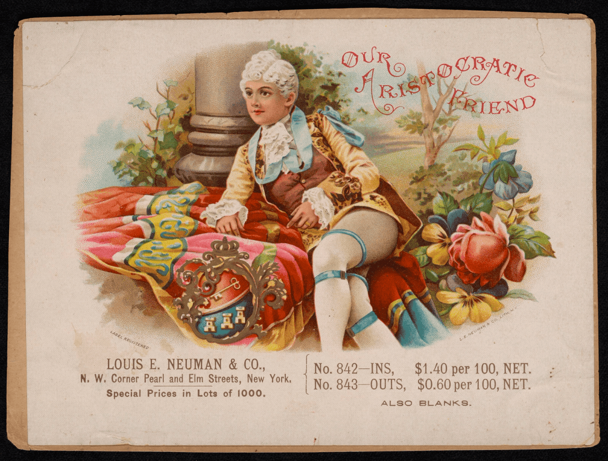 Carte postale illustrant un homme en habit aristocratique XVIIIe siècle, assis sur un tapis orné et entouré de fleurs colorées.