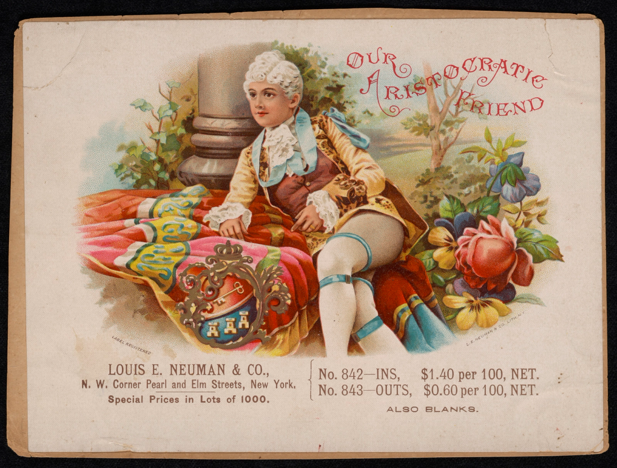 Carte postale illustrant un homme en habit aristocratique XVIIIe siècle, assis sur un tapis orné et entouré de fleurs colorées.